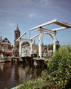 835961 Gezicht op de klapbrug over de Vecht te Loenen (gemeente Loenen aan de Vecht); op de achtergrond de toren van de ...